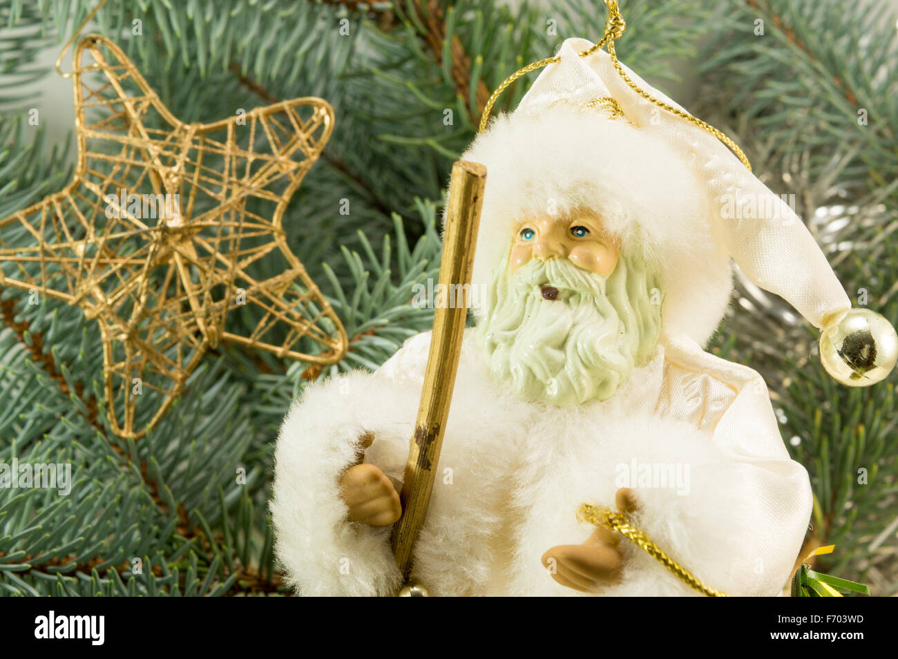 Toy Santa tra gli abeti, presenta e i fiocchi di neve. Abstract di natale Foto Stock