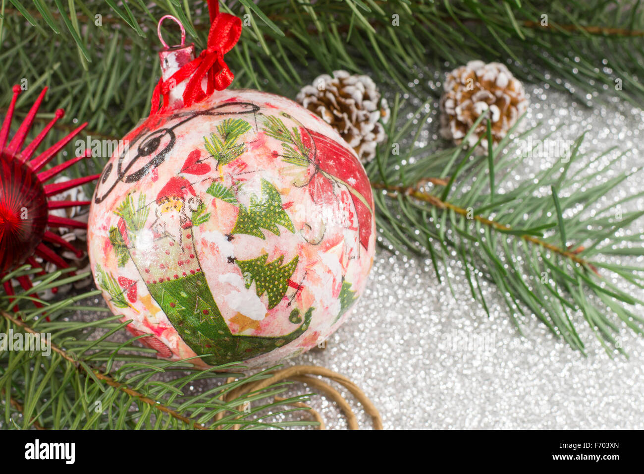 Decoupage Natale.Decoupage Natale Decorati Ornamento E Abete Su Sfondo Lucido Foto Stock Alamy