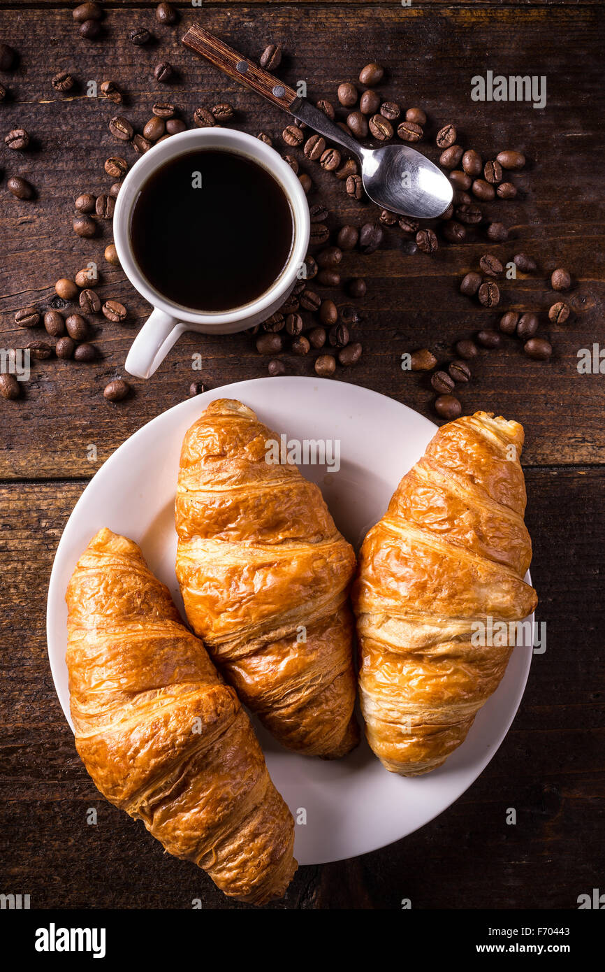 Vista superiore del caffè e croissant con chicco di caffè Foto Stock