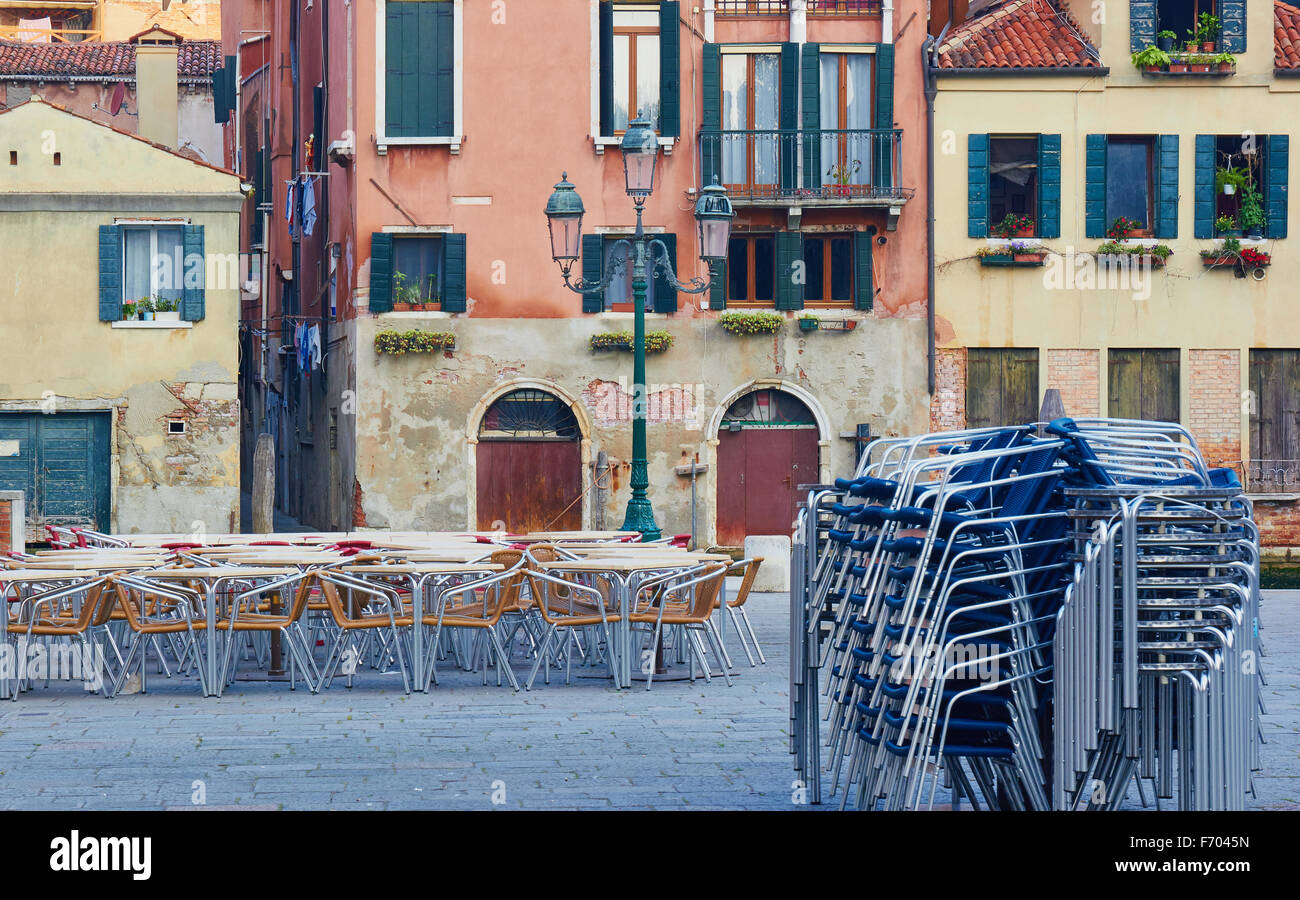 Cafe e i tavoli e le sedie in Campo Santi Giovanni e Paolo Venezia Veneto Italia Europa Foto Stock