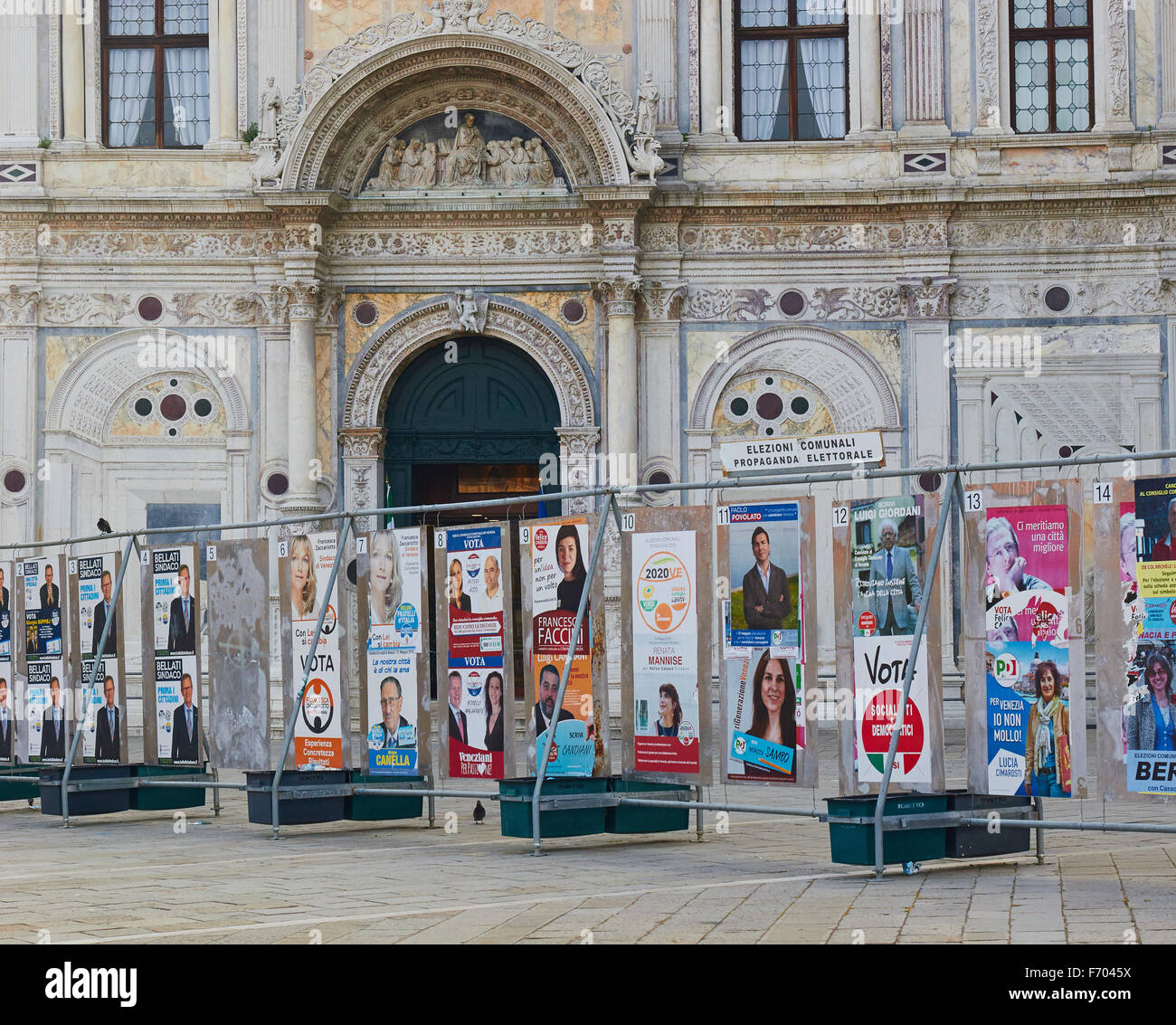 Manifesti per il Veneto elezioni regionali di fronte alla Scuola Grande di San Marco a Campo Santi Giovanni e Paolo Venezia Italia Foto Stock