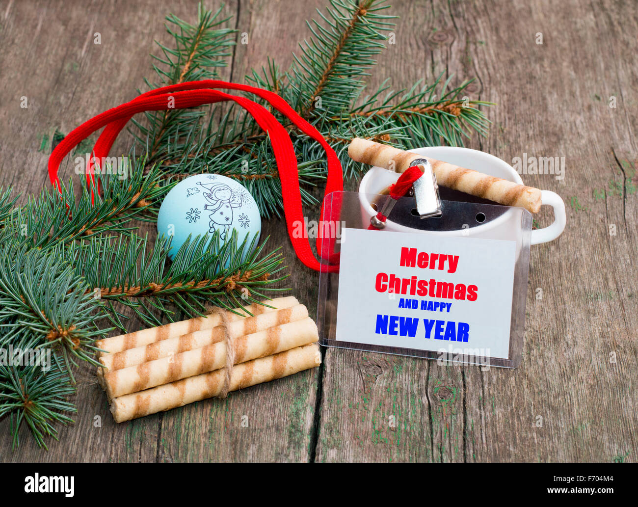 Ramo di conifere, collegamento di biscotti, caffè e un'etichetta con una iscrizione Natale una vita ancora il tema natale e ne Foto Stock
