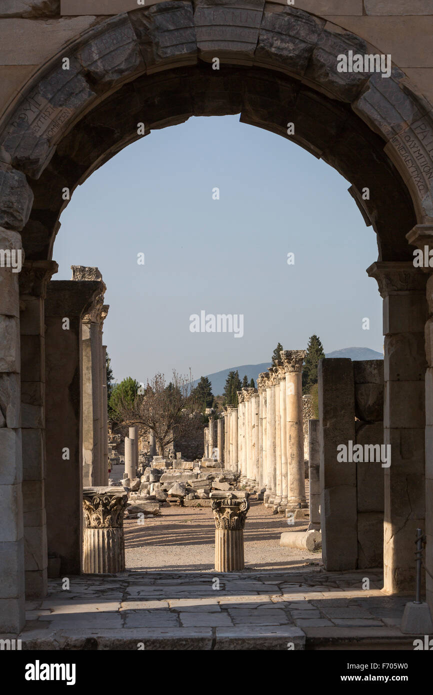 Un passaggio del gate di Mazeus e Mythridates e l'Agorà di Efeso Foto Stock