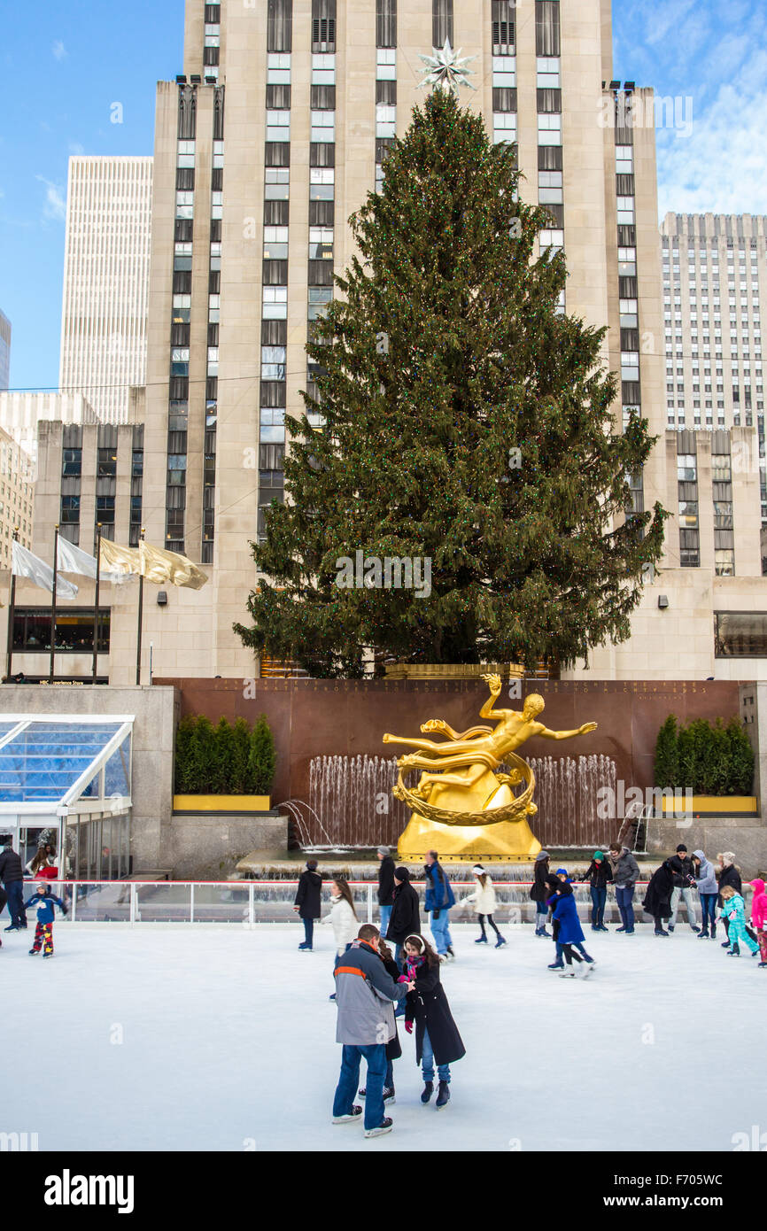 Vista dell albero di Natale e pattinaggio sul ghiaccio al Rockefeller Center nel centro di Manhattan Foto Stock