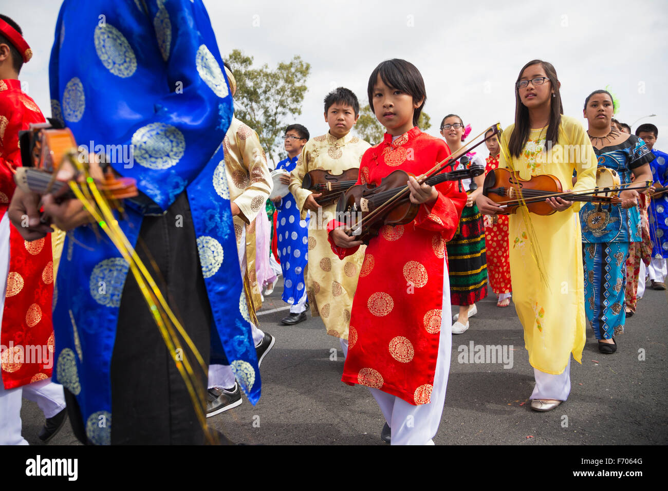 Orange County, City of Westminster, nel sud della California, Stati Uniti d'America, 21 febbraio 2015, Little Saigon, Vitenamese-American comunità, TET Parade Tet festeggia il nuovo anno lunare, marching violino i giocatori Foto Stock