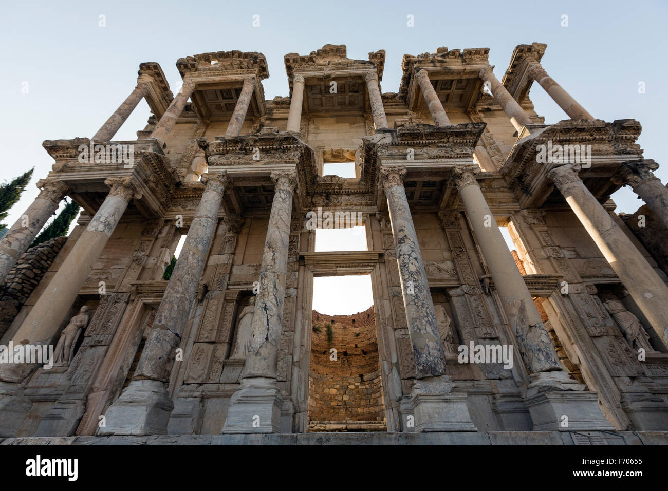 La facciata della biblioteca di Celso, un antico edificio Romano in Efeso, Anatolia. Foto Stock