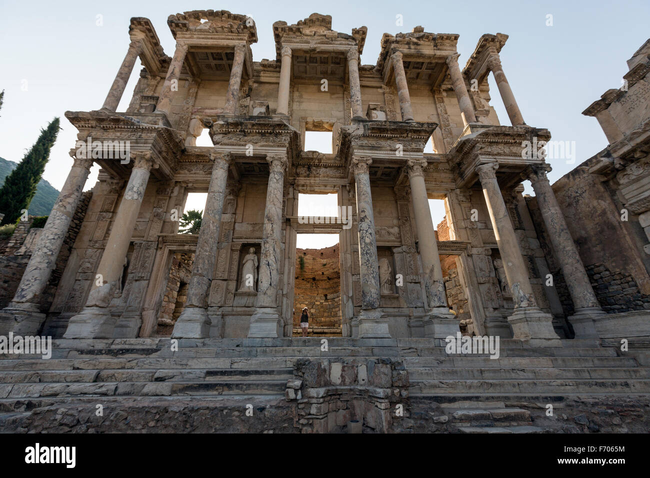La facciata della biblioteca di Celso, un antico edificio Romano in Efeso, Anatolia. Foto Stock