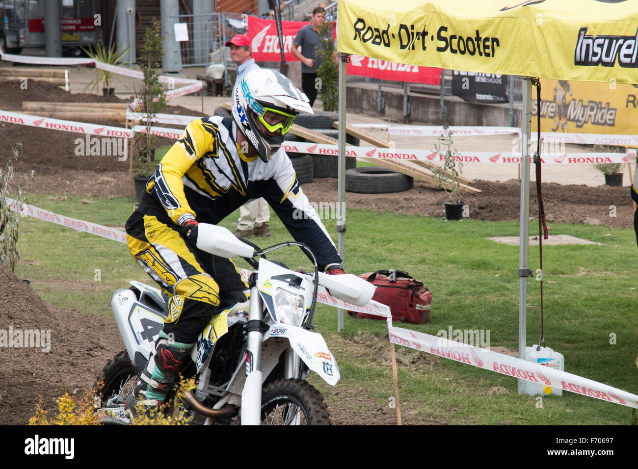 Testa a Testa Endurocross a cavallo su percorso ad ostacoli al Sydney Motorcycle Show,l'Australia Foto Stock