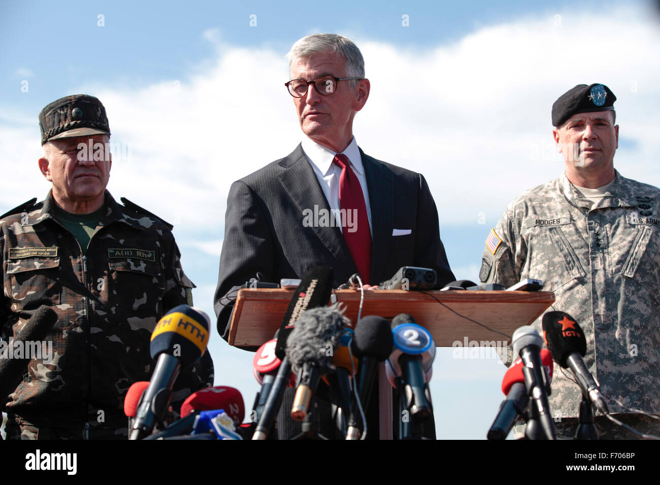 Segretario dell'esercito americano John McHugh, centro, indirizzi dei media nel corso di una conferenza stampa a 2014 NATO Rapid Trident Training media giorno. A sinistra è ucraino forze di terra comandante tenente generale Anotoliy Pushnakov, sinistra e esercito degli Stati Uniti Ltg Federico 'Ben' Hodges. Foto Stock