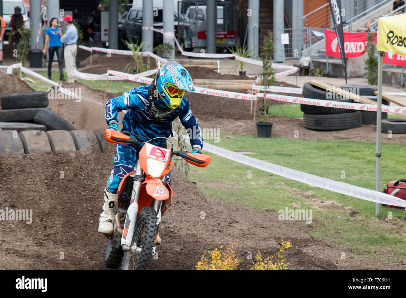 Testa a Testa Endurocross a cavallo su percorso ad ostacoli al Sydney Motorcycle Show,l'Australia Foto Stock