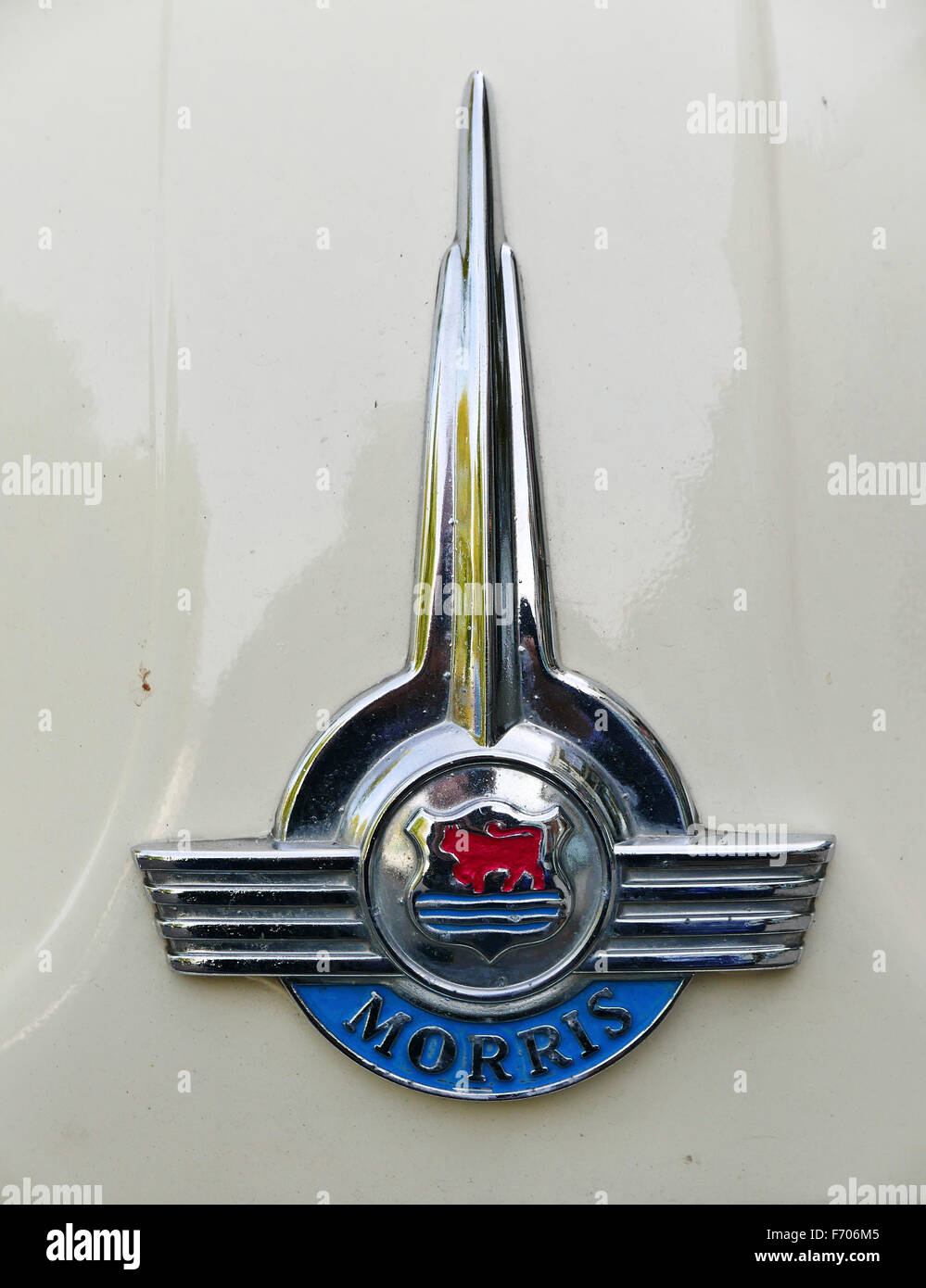 Un color crema minore di Morris 1000 auto in condizioni immacolate in un Wanstead, London street Foto Stock