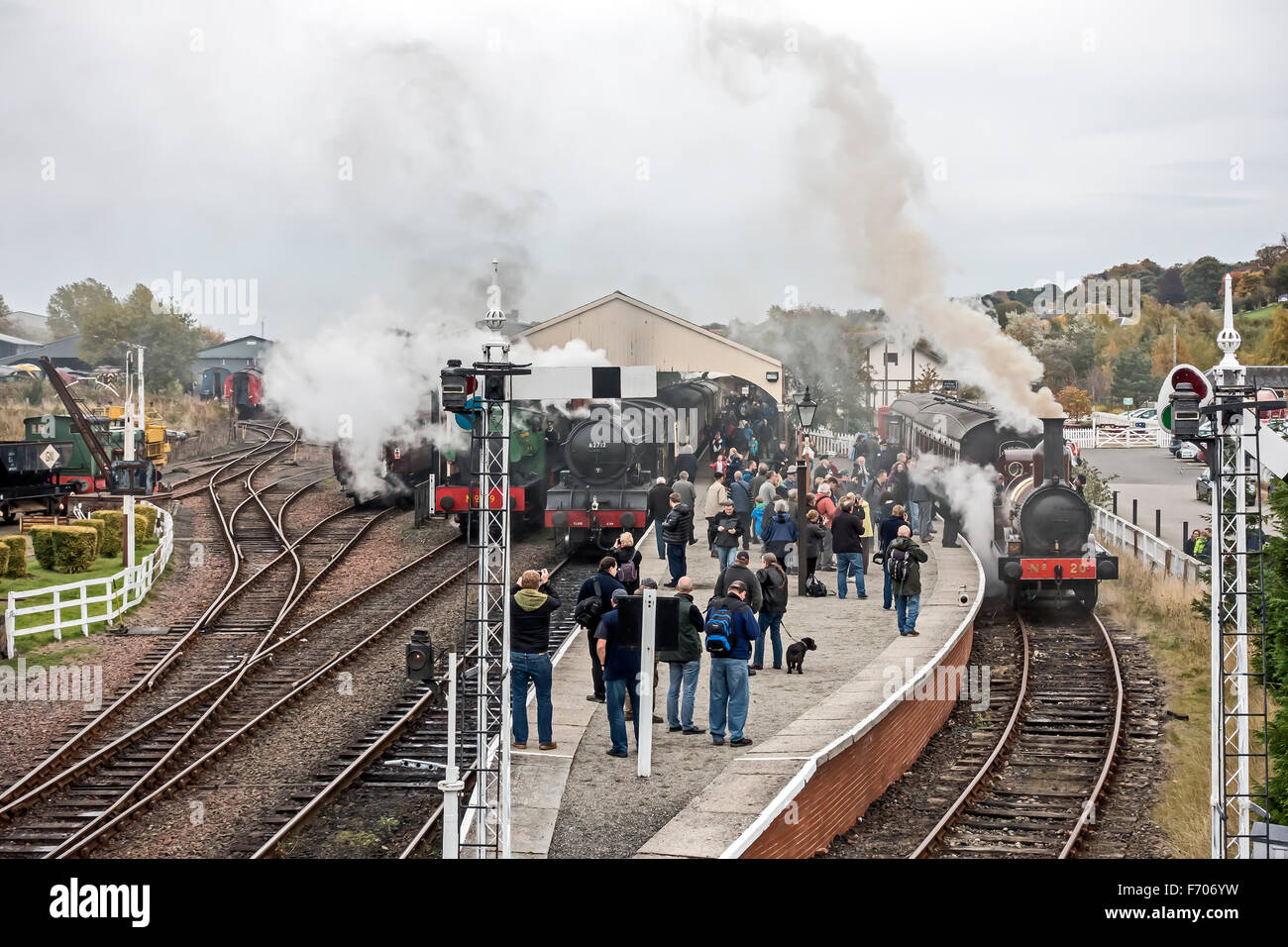 Gala di vapore al Bo'ness & Kinneil Railway in Bo'ness Scozia con motori a vapore presso la piattaforma. Foto Stock
