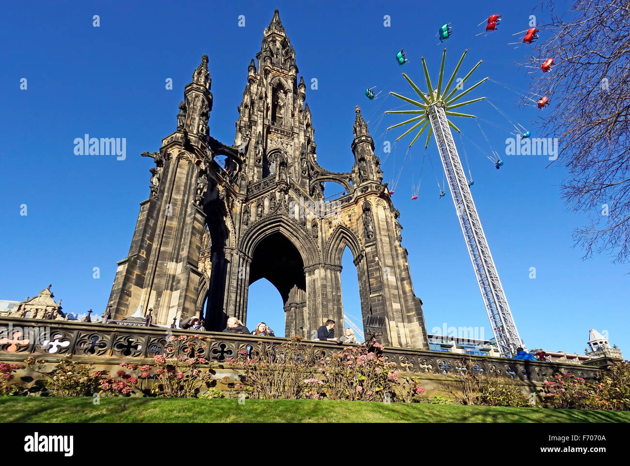 Edinburgh mercatino di Natale 2015 in East Princes Gardens Edinburgh con Scott Monument e la Star Flyer Foto Stock