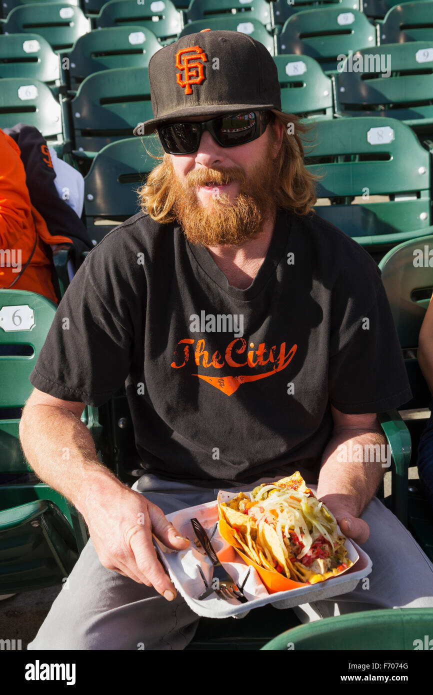 San Francisco, California, Stati Uniti d'America, 16 ottobre 2014, AT&T Park, Baseball Stadium, SF Giants versus St. Louis Cardinals, National League Championship Series (gli NLC), ventola con hot dog Foto Stock