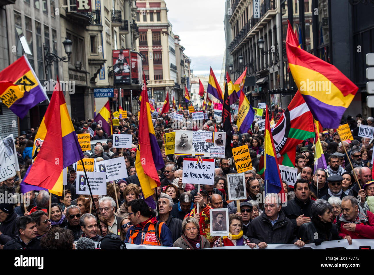 Madrid, Spagna. 22 Novembre, 2015. Persone che chiedono giustizia per le vittime di la dittatura di Franco nel corso di una manifestazione a Madrid per il quarantesimo anniversario della la morte di Franco. Credito: Marcos del Mazo/Pacific Press/Alamy Live News Foto Stock