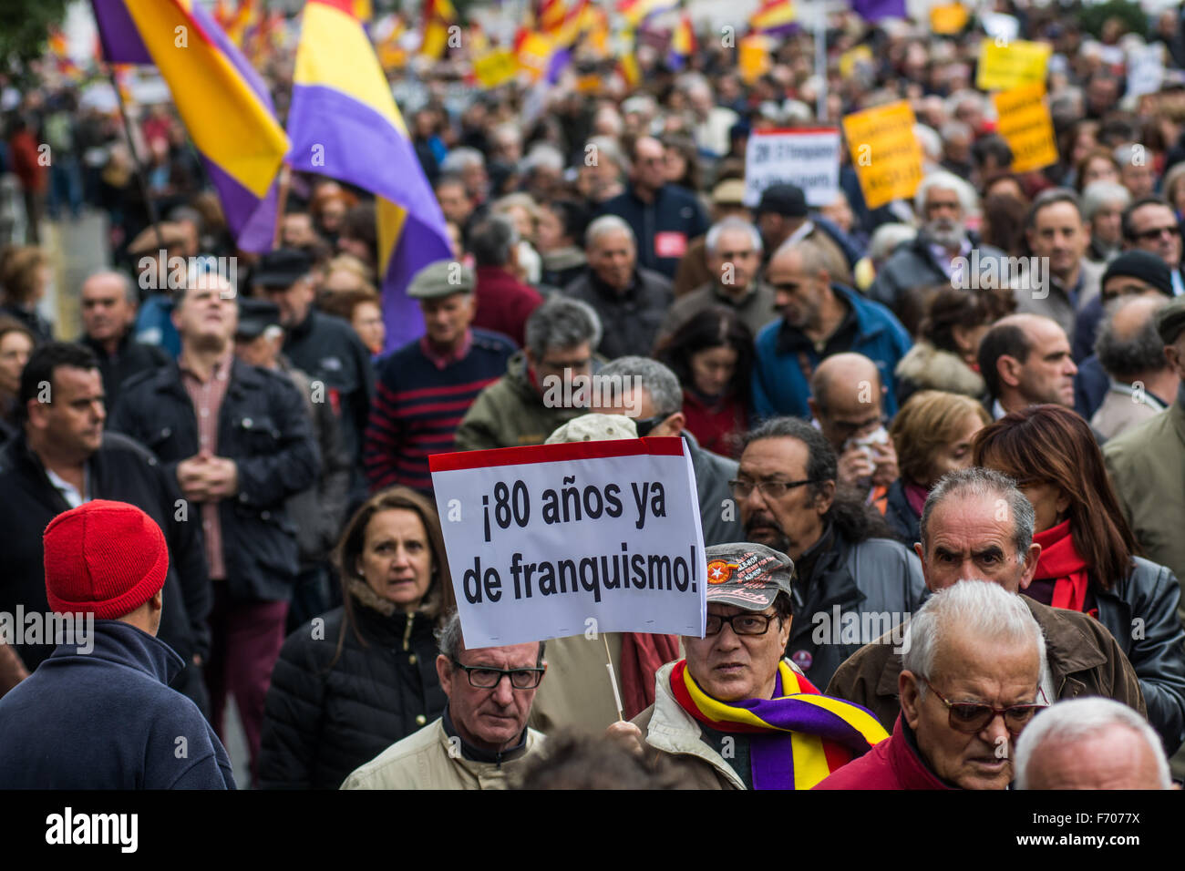 Madrid, Spagna. 22 Novembre, 2015. Persone che chiedono giustizia per le vittime di la dittatura di Franco nel corso di una manifestazione a Madrid per il quarantesimo anniversario della la morte di Franco. Credito: Marcos del Mazo/Pacific Press/Alamy Live News Foto Stock