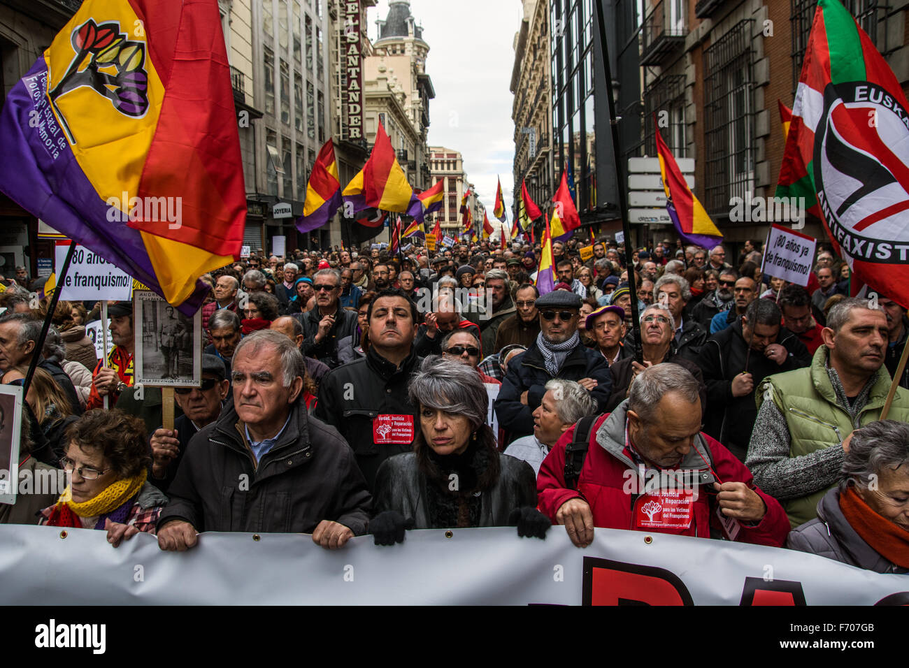 Madrid, Spagna. 22 Novembre, 2015. Persone che chiedono giustizia per le vittime di la dittatura di Franco nel corso di una manifestazione a Madrid per il quarantesimo anniversario della la morte di Franco. Credito: Marcos del Mazo/Pacific Press/Alamy Live News Foto Stock