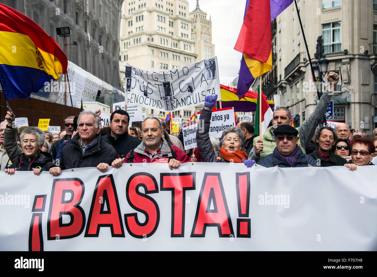 Madrid, Spagna. 22 Novembre, 2015. Persone che chiedono giustizia per le vittime di la dittatura di Franco nel corso di una manifestazione a Madrid per il quarantesimo anniversario della la morte di Franco. Credito: Marcos del Mazo/Pacific Press/Alamy Live News Foto Stock