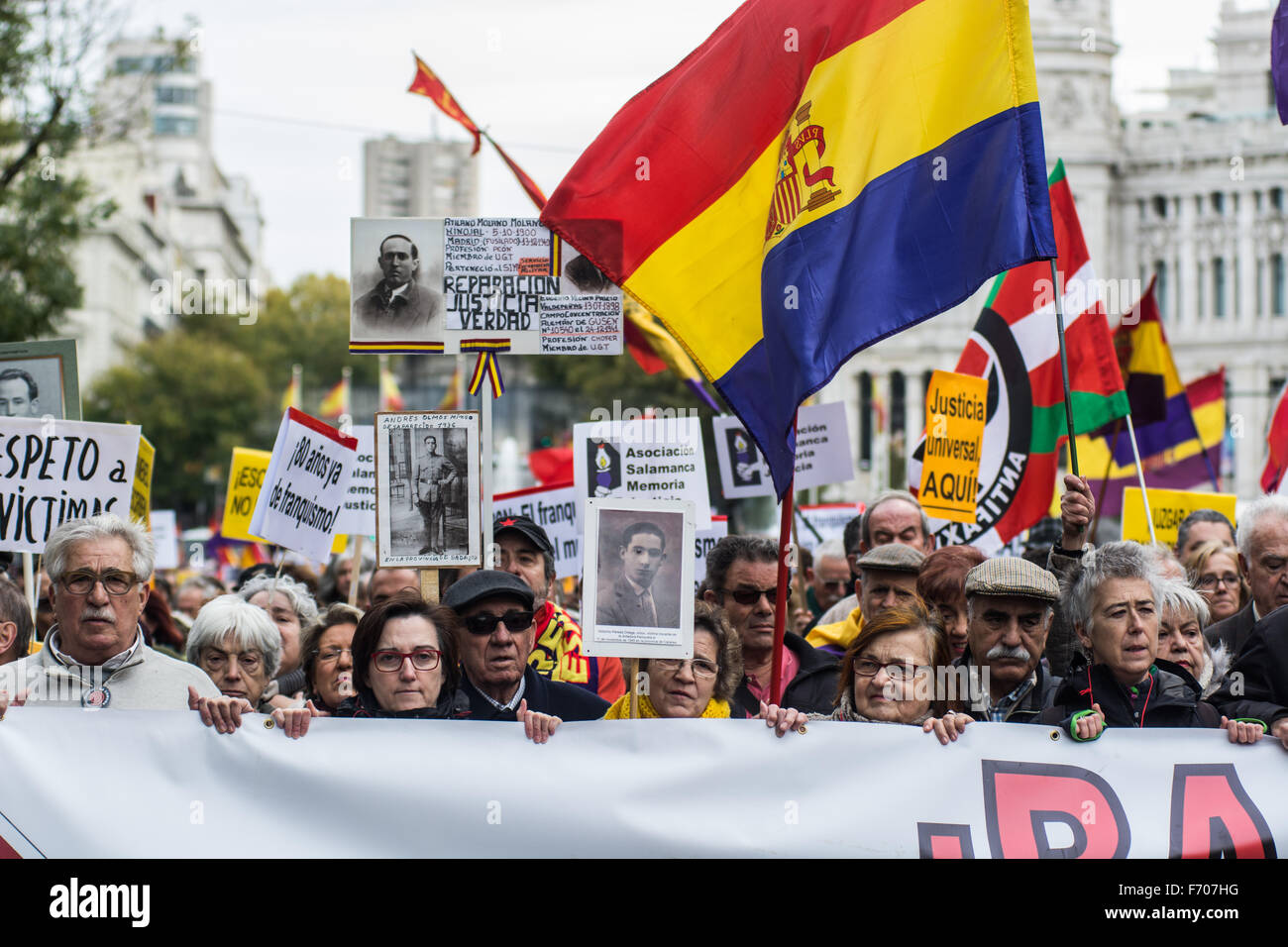 Madrid, Spagna. 22 Novembre, 2015. Persone che chiedono giustizia per le vittime di la dittatura di Franco nel corso di una manifestazione a Madrid per il quarantesimo anniversario della la morte di Franco. Credito: Marcos del Mazo/Pacific Press/Alamy Live News Foto Stock