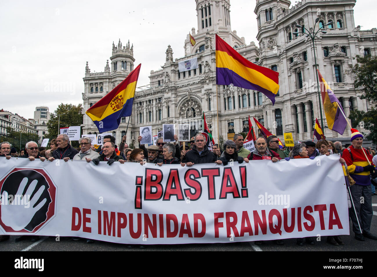 Madrid, Spagna. 22 Novembre, 2015. Banner principale di una manifestazione a Madrid per il quarantesimo anniversario della la morte di Franco, chiedendo giustizia per le vittime. Credito: Marcos del Mazo/Pacific Press/Alamy Live News Foto Stock