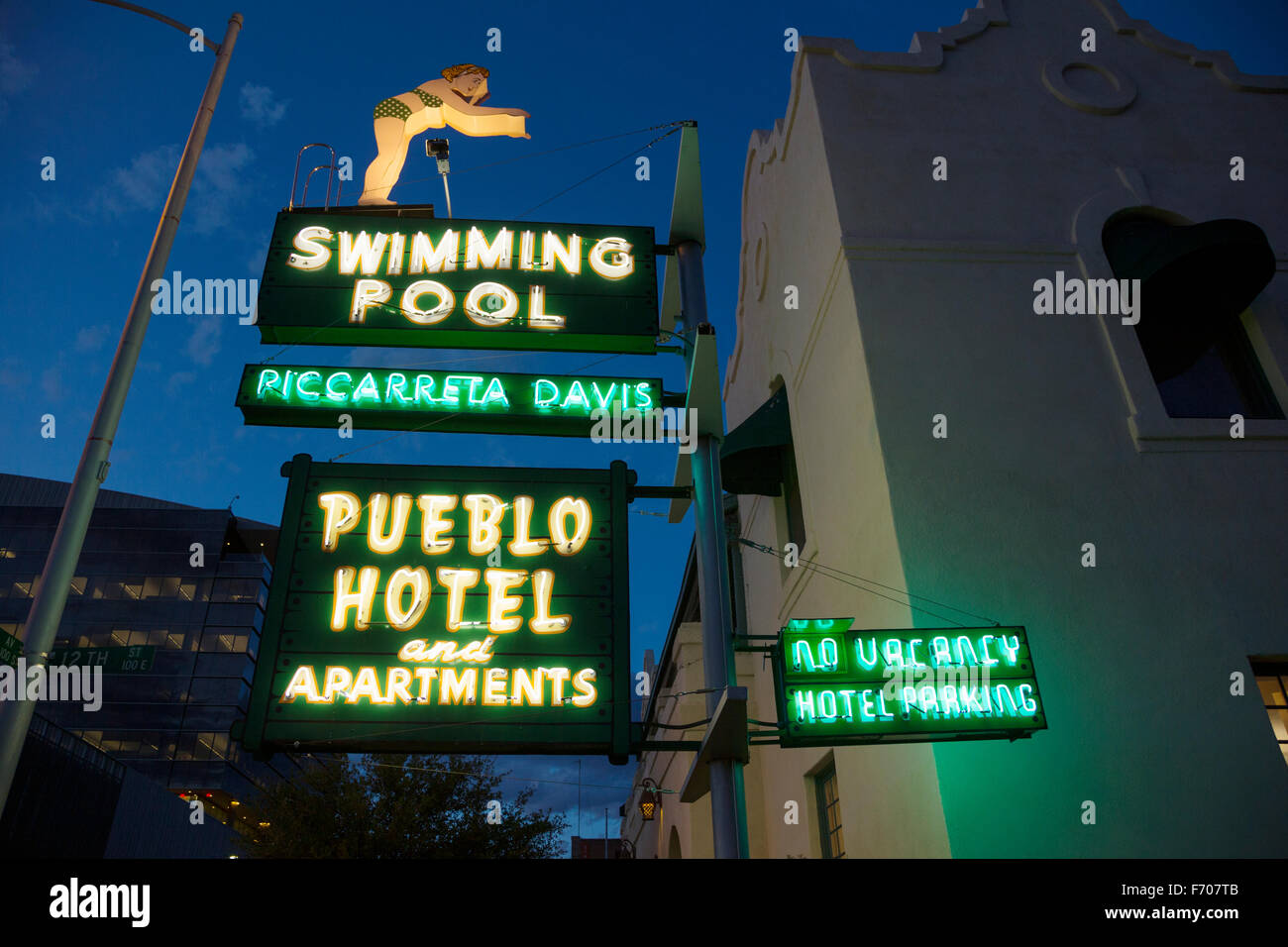 Arizona, Tucson, Stati Uniti d'America, 7 aprile 2015, vintage neon per 'SPiscina e Pueblo Hotel', Foto Stock