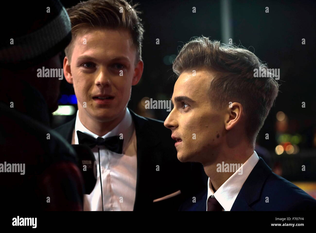 Londra, Regno Unito. 22 Novembre, 2015. Joe Suggerimenti , Caspar Lee assiste la Premiere mondiale di Joe & Caspar colpire la strada presso Empire, Leicester Square, Londra. Credito: Vedere Li/Alamy Live News Foto Stock