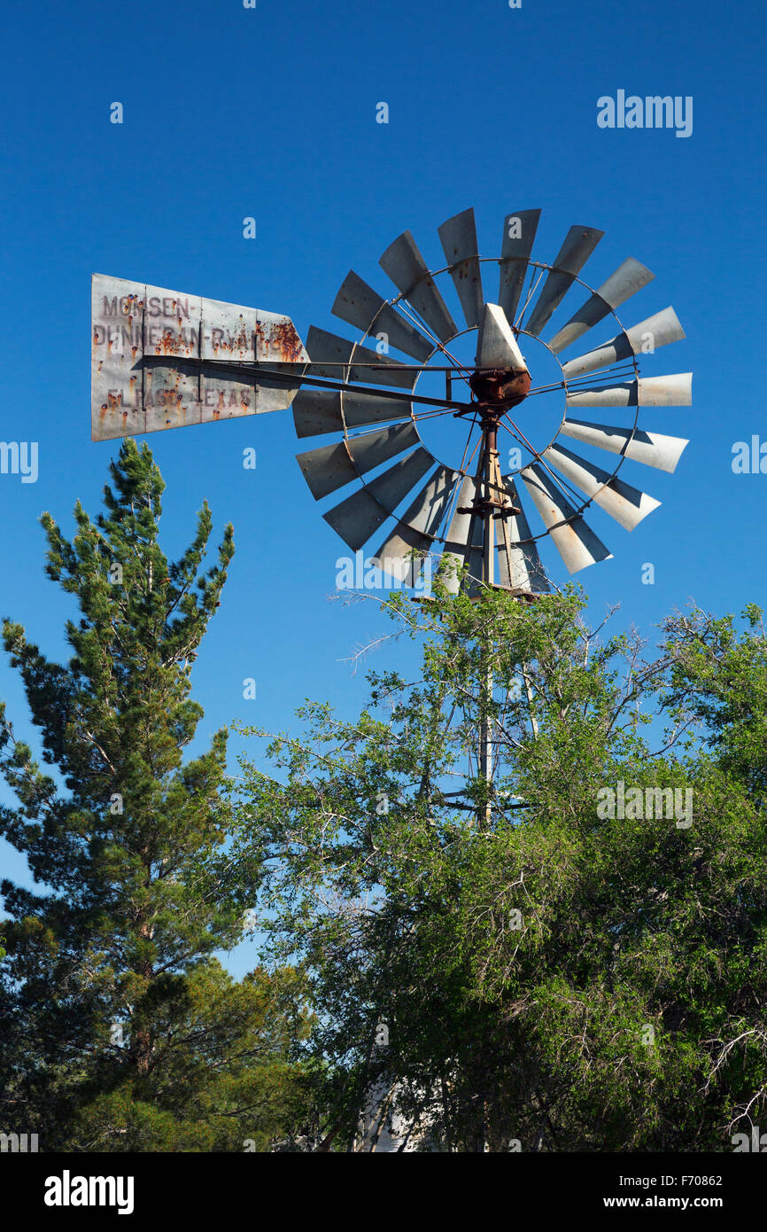 Oggetto contrassegnato per la rimozione definitiva, Arizona, Stati Uniti d'America, 6 aprile 2015, il mulino a vento di vintage Foto Stock