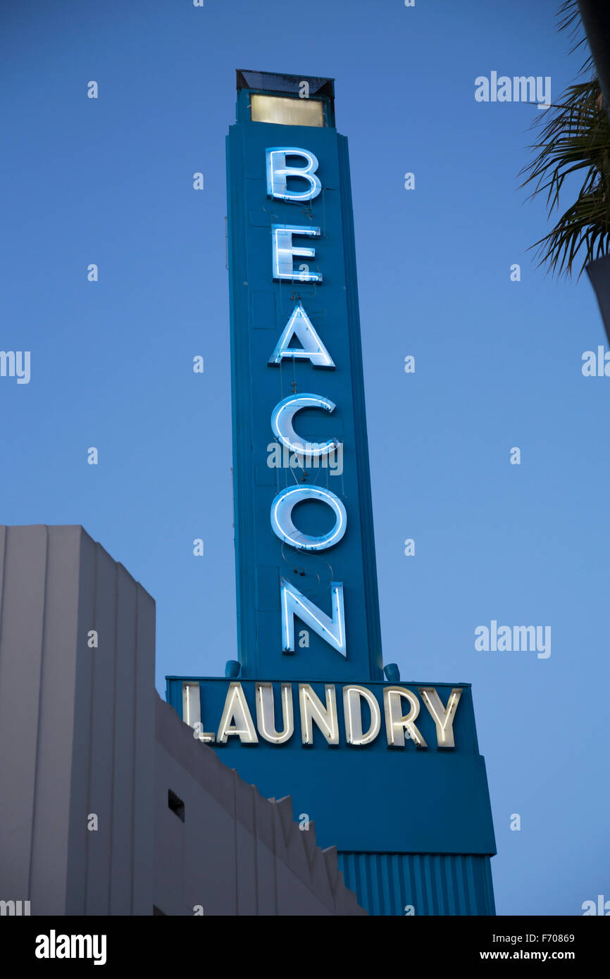 Los Angeles, California, USA, 1 maggio, 2015, Beacon Servizio lavanderia vintage segno al neon, Culver City Foto Stock