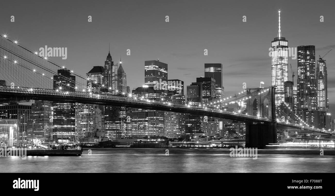 In bianco e nero sul fronte mare a Manhattan di notte, la città di New York, Stati Uniti d'America. Foto Stock