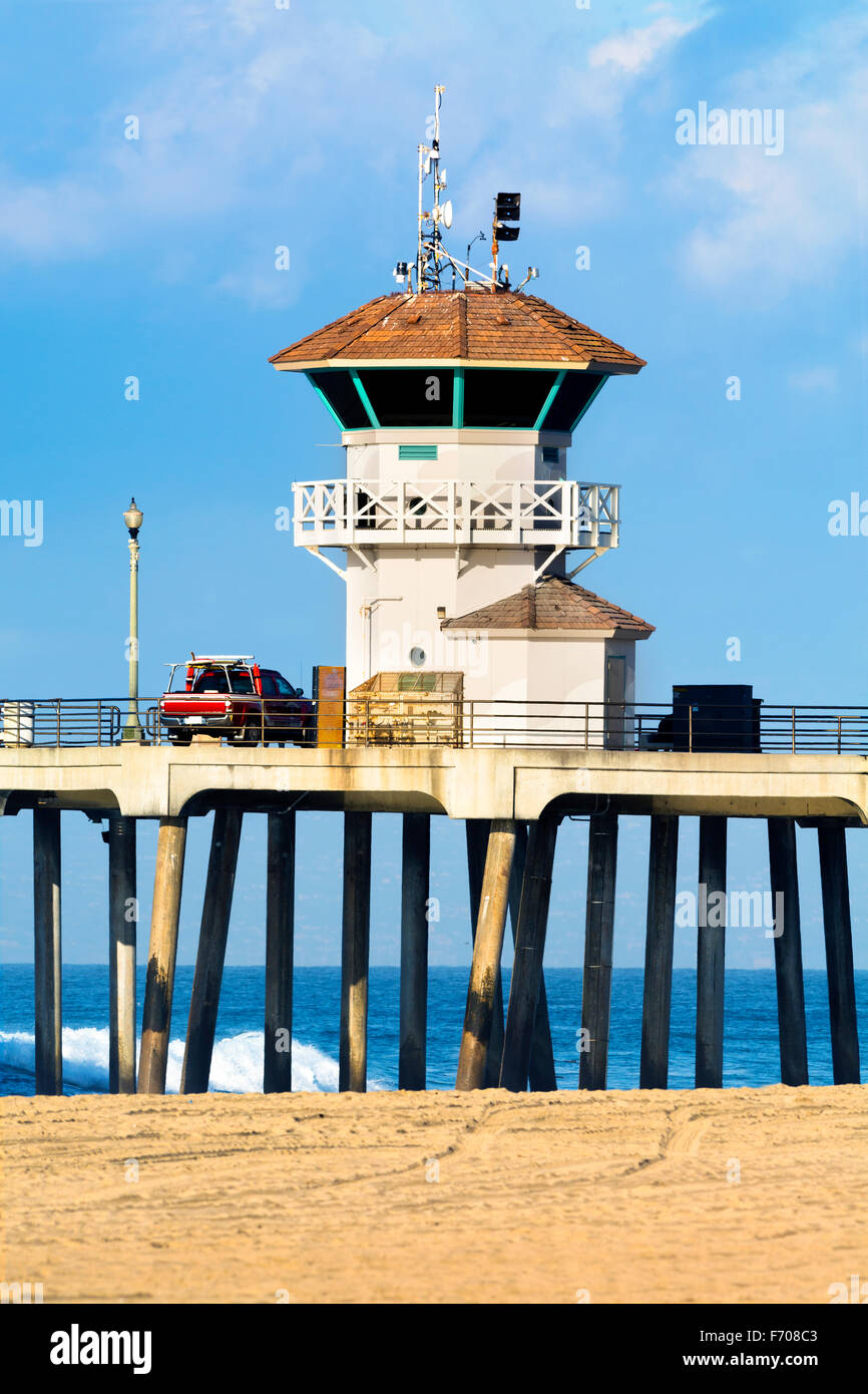 Huntington Beach torre di avvistamento sul molo storico durante una giornata luminosa e assolata. Foto Stock