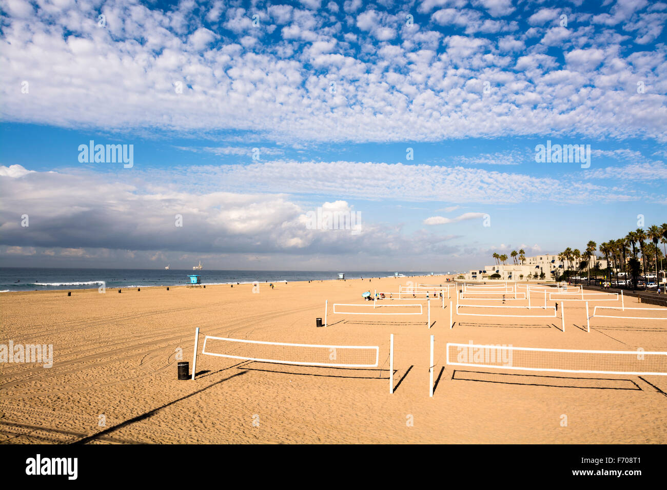 Vista del famoso Huntington Beach volley durante una bella giornata nuvolosa. Foto Stock