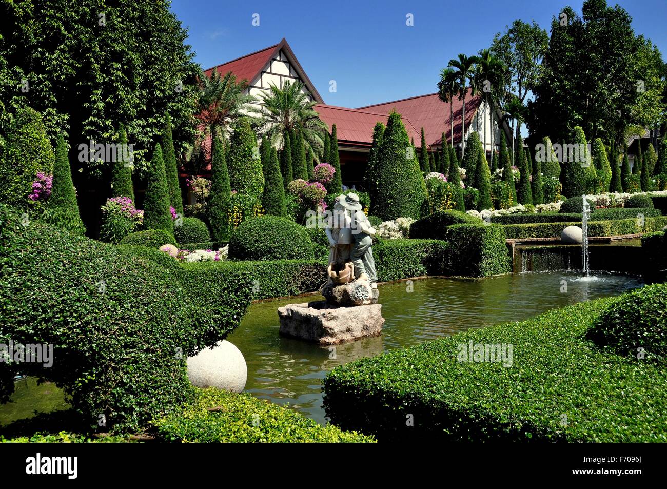 Pattaya Thailandia: formale Topiaria da giardino con statue classiche e fontane di Giardini Tropicali di Nong Nooch Foto Stock