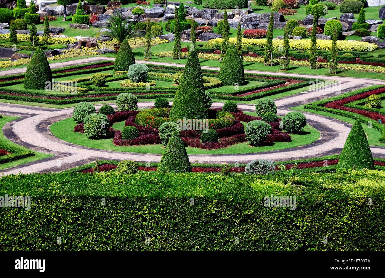Pattaya Thailandia: motivi geometrici creato da topiaria da e siepi scolpite nel formale Nong Nooch Giardino alla francese Foto Stock