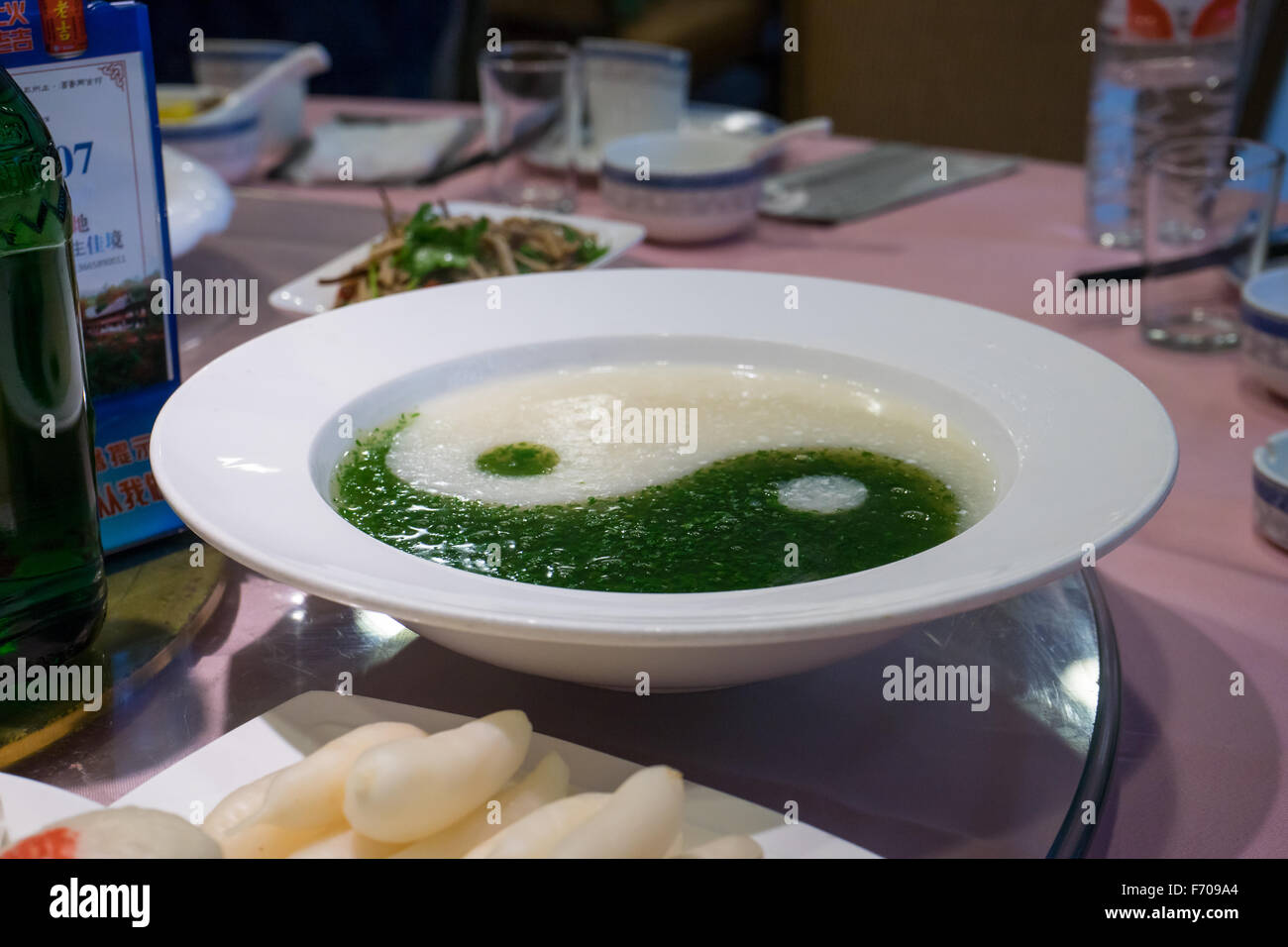 La zuppa in forma di Ying e Yang simbolo Foto Stock