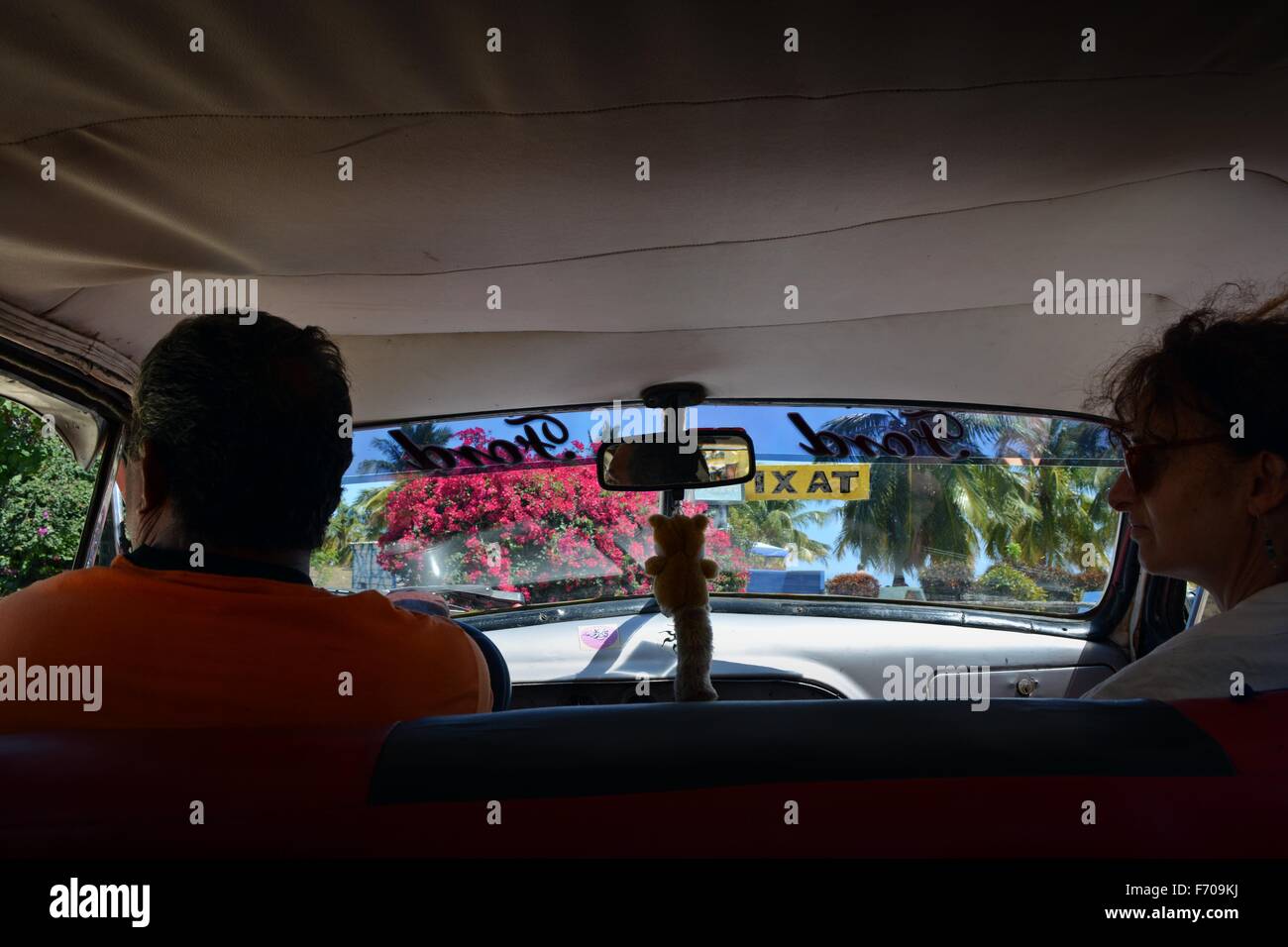 Interno del vintage Ford taxi turistici avvicinando Playa Ancon di strada da Trinidad nel sole di mezzogiorno, a sud-ovest della costa di Cuba Foto Stock