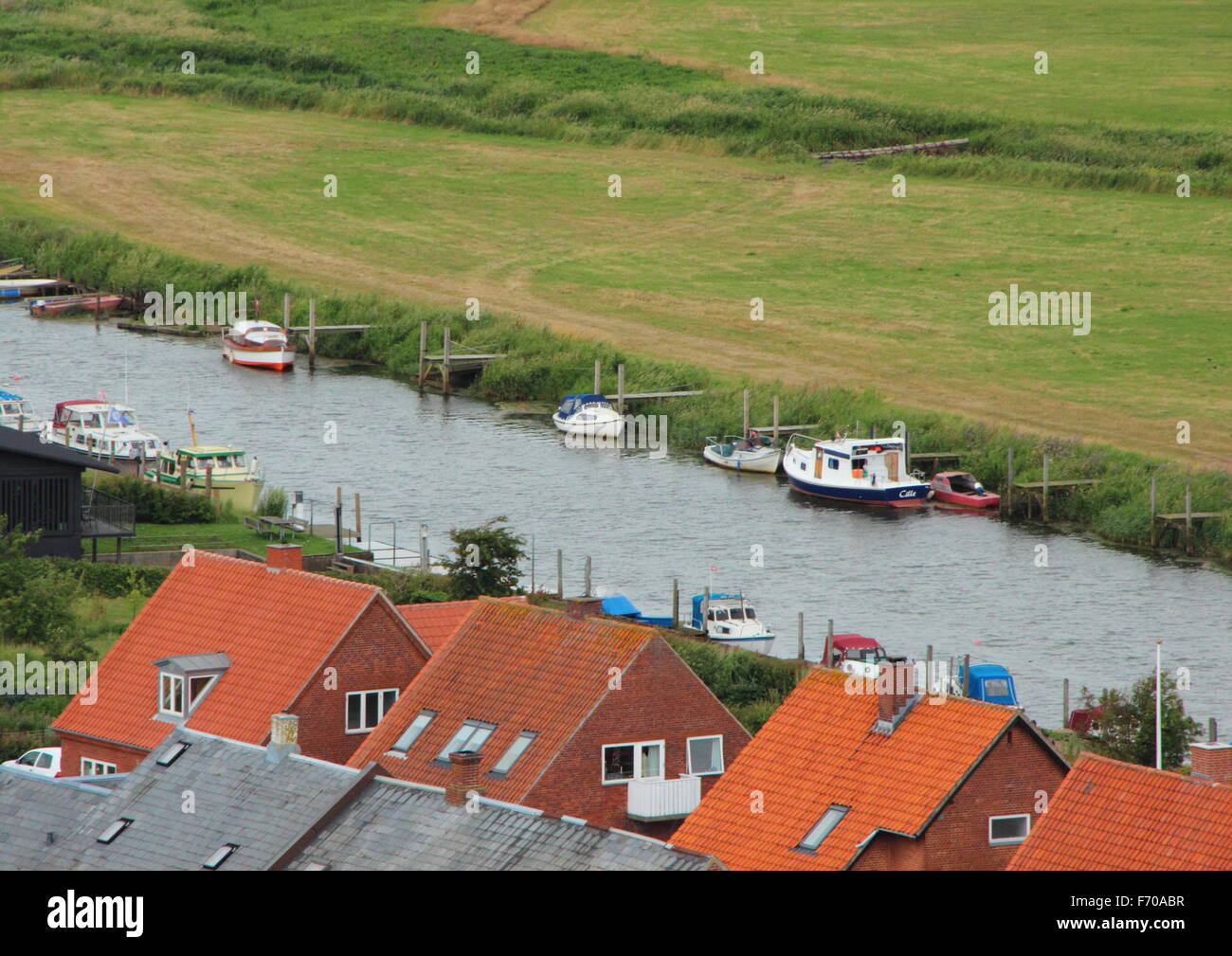 Piccolo Fiume con barche e case in prospettiva aerea Foto Stock