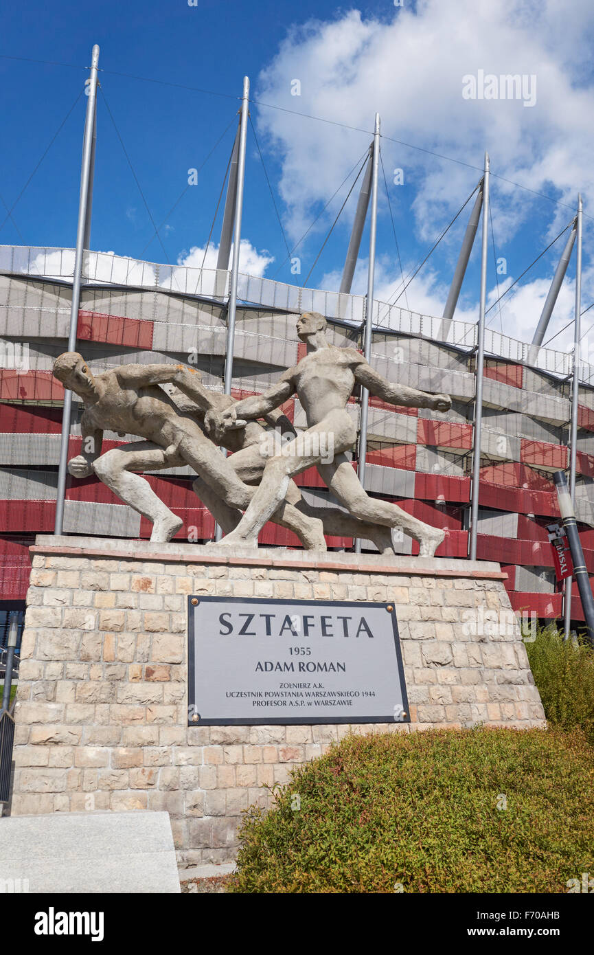 La scultura a staffetta e lo Stadio Nazionale di Varsavia, Polonia Foto Stock