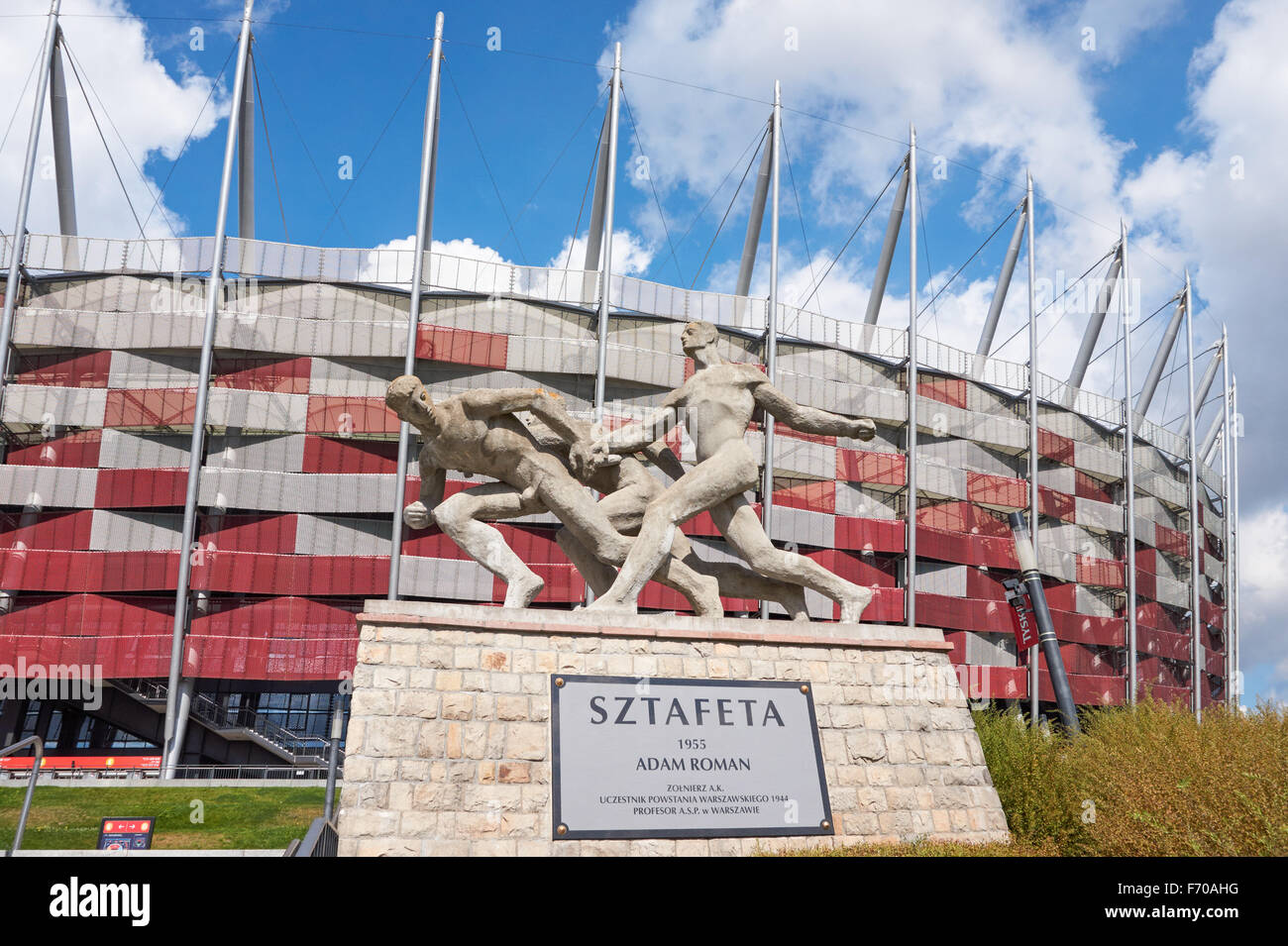 La scultura a staffetta e lo Stadio Nazionale di Varsavia, Polonia Foto Stock