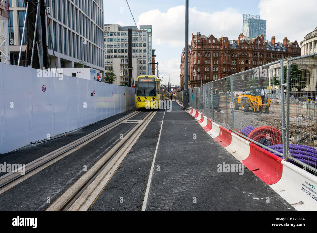 Metrolonk tram in Piazza San Pietro, Manchester, Inghilterra, Regno Unito, durante una temporanea singola linea di lavoro. Foto Stock