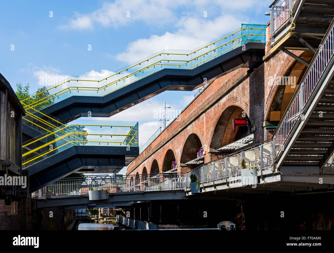 Nuovo (sett. 2015) gradini di accesso alla Deansgate-Castlefield fermata del tram, Whitworth Street West, Manchester, Inghilterra, Regno Unito Foto Stock