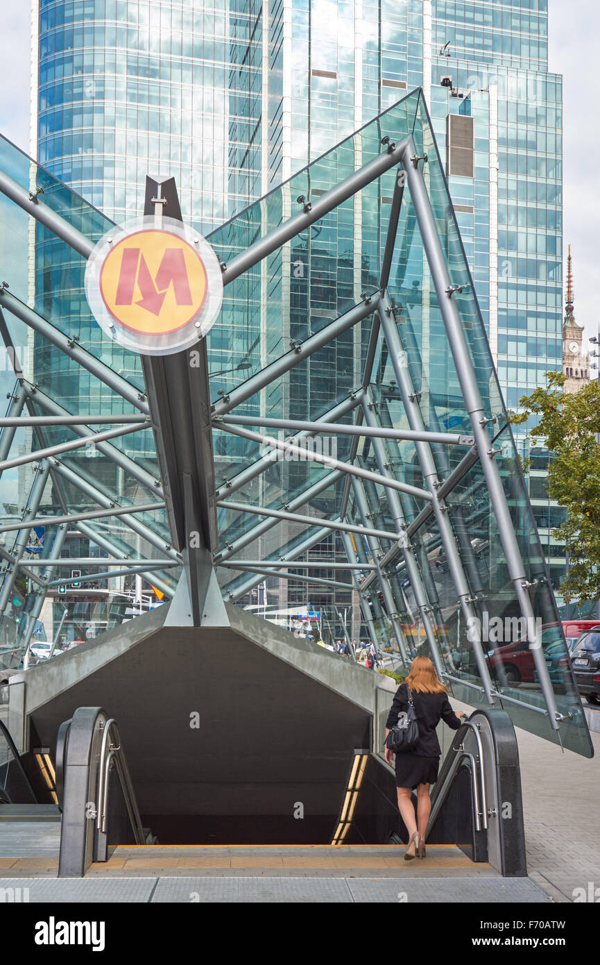 Ingresso alla Metropolitana di Varsavia 'Rondo Onz' dalla stazione di Varsavia, Polonia Foto Stock