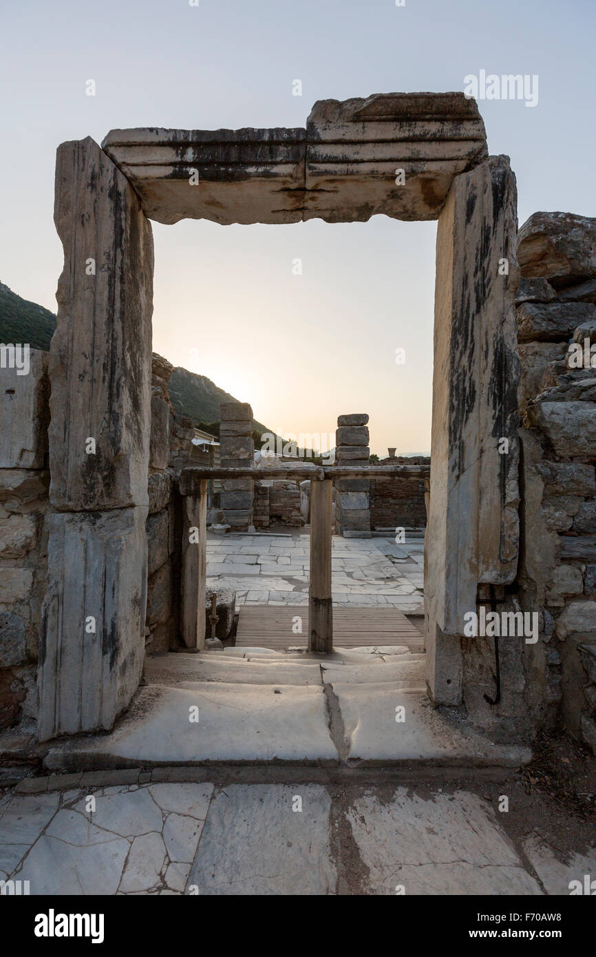Telaio della porta in Efeso, antica città greca sulla costa della Ionia, Foto Stock