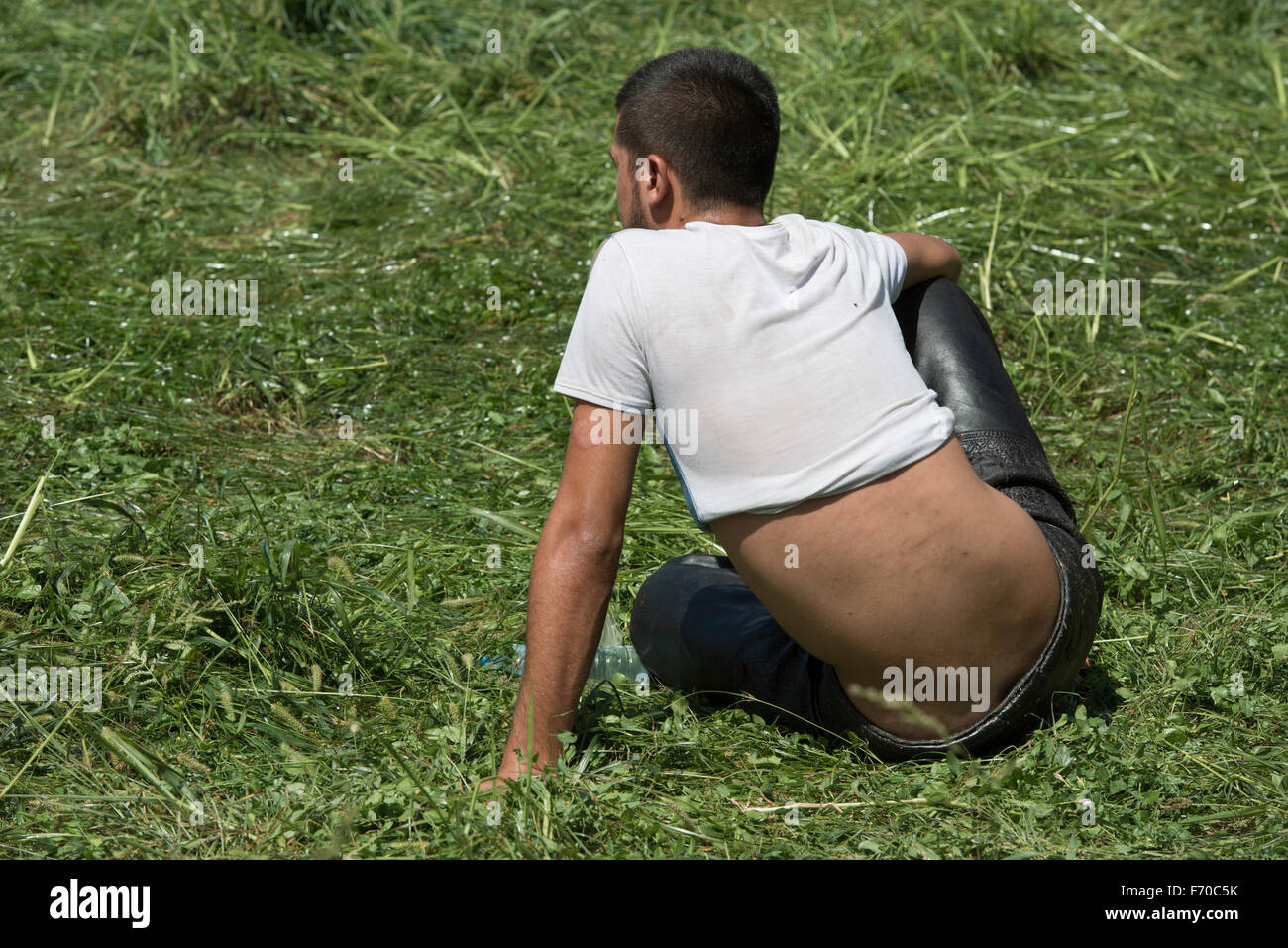 Wresler torna, seduti su erba, Kirkpinar 6542 Olio campionati di wrestling, Edirne, Turchia (luglio 2015) Foto Stock