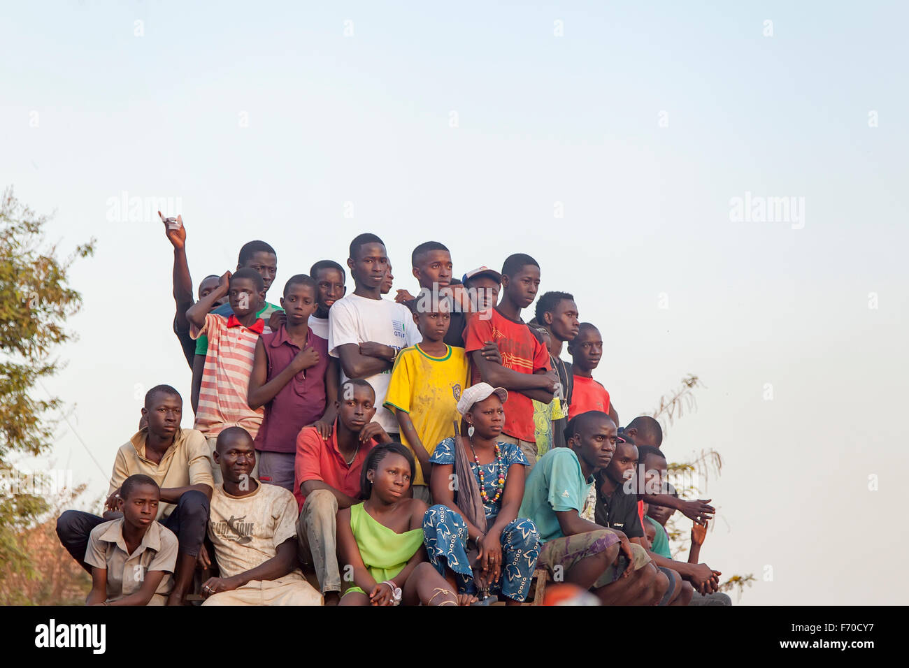 Gabu, Guinea Bissau - Marzo 31, 2014: africana folla guardando una partita di calcio in Guinea Bissau rurale Foto Stock