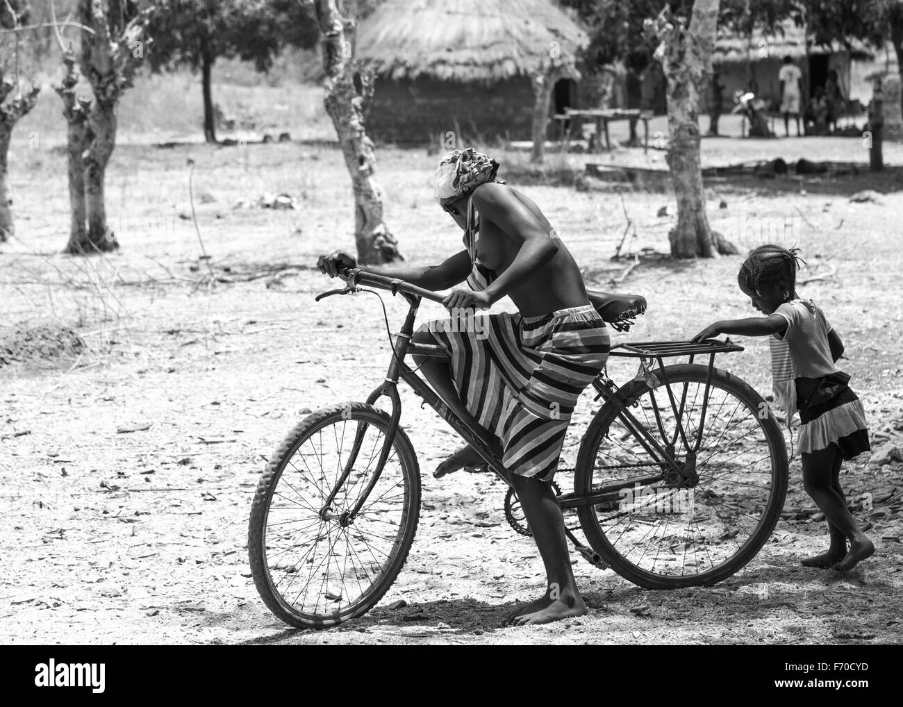 Ragazza africana con una bicicletta nelle zone rurali la Guinea Bissau Foto Stock