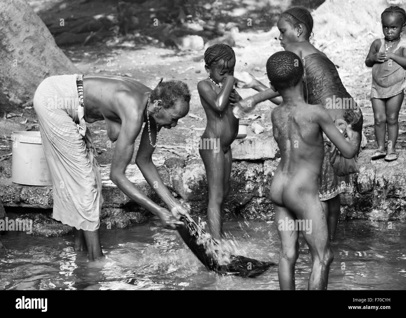 Le donne africane tenendo bagno e lavaggio biancheria dal fiume nelle zone rurali la Guinea Bissau Foto Stock
