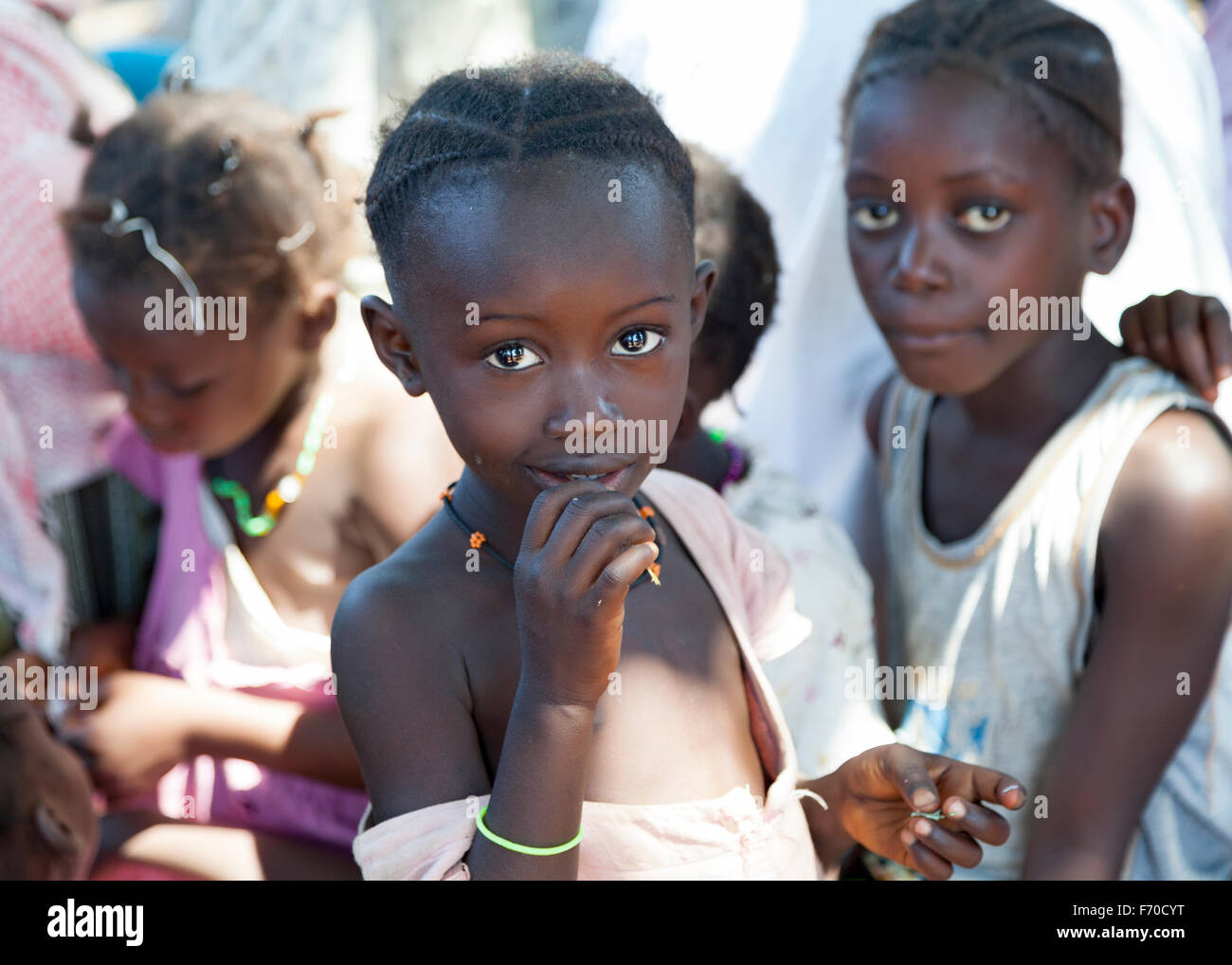 Ritratto su un bambino africano di etnia fula sorridente alla fotocamera, la revisione di vita quotidiana della gente locale nelle zone rurali DI GUINEA-BISSAU Foto Stock