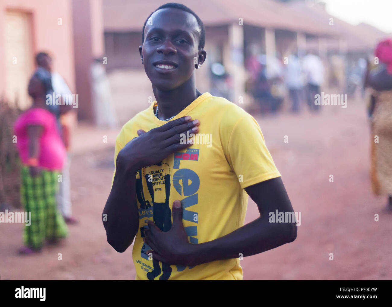 Gabu, GUINEA-BISSAU - Aprile 9, 2014: ritratto di un africano giovane. daily scene rurali DALLA GUINEA-BISSAU Foto Stock
