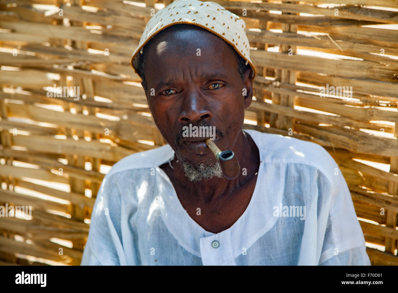 Gabu, Guinea-Bissau - 13 aprile 2014: Ritratto di un capo di villaggio africano che guida una riunione del consiglio nella Guinea-Bissau rurale Foto Stock