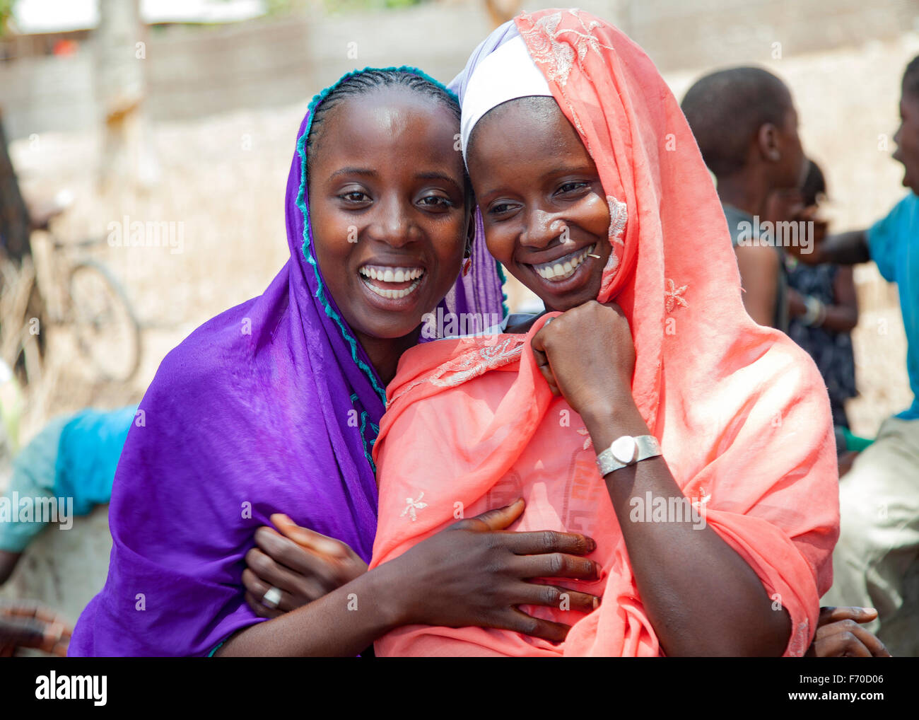 Gabu, Guinea-Bissau - 10 maggio 2014: Ritratto di due ragazze africane felici che indossano abiti e sciarpe tradizionali Foto Stock